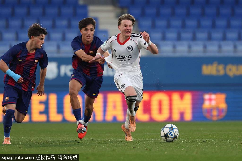 弗里克的巴萨三冠王：从质疑到传奇，逆转开启新纪元